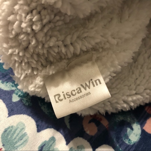 RiscaWin • Detachable Faux Fur Pom Beanie - Picture 3 of 8